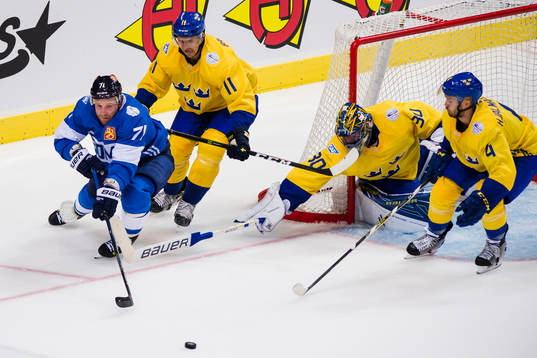 Sveriges Mikael Backlund, målvakt Henrik Lundqvist och