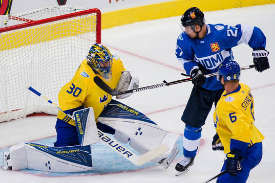 Finlands Joonas Donskoi styr pucken mot Sveriges målvakt