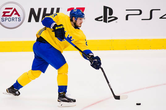Klubban går av när Sveriges Oliver Ekman Larsson skjuter