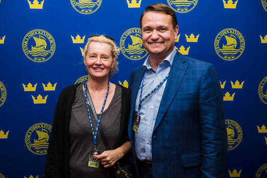 poserar för ett porträtt