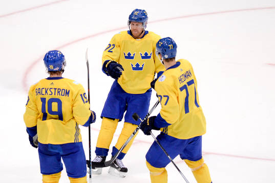 Sveriges Nicklas Bäckström och Victor Hedman jublar med
