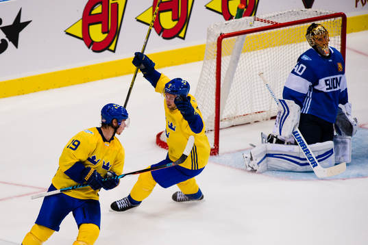 Sveriges Nicklas Bäckström och Filip Forsberg jublar