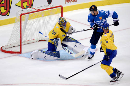 Finlands Joonas Donskoi oroar framför Sveriges målvakt