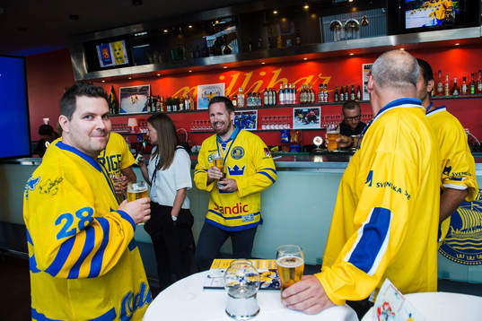 under ett mingel innan ishockeymatchen mellan Sverige och