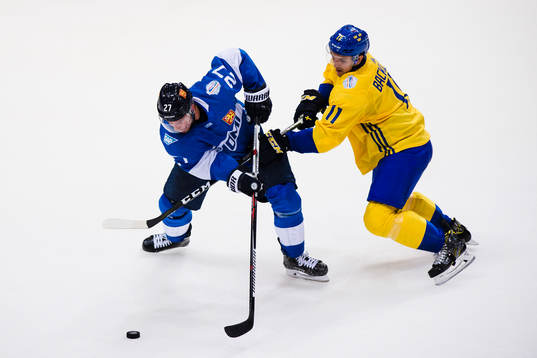 Finlands Joonas Donskoi och Sveriges Mikael Backlund i