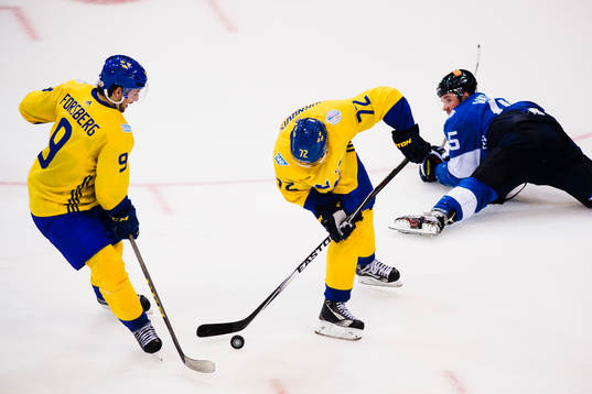 Sveriges Filip Forsberg och Patric Hörnqvist  anfaller mot