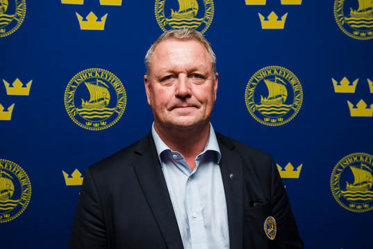 poserar för ett porträtt