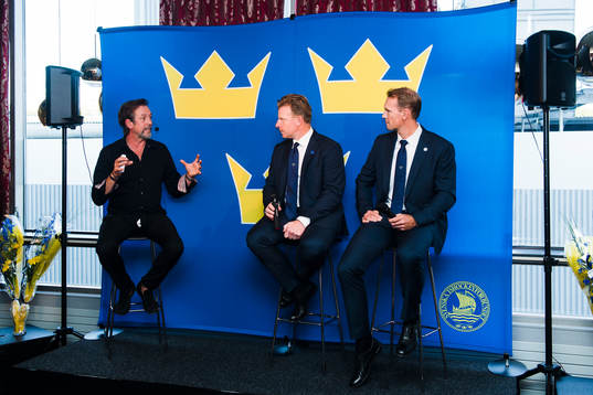 Åke Unger pratar med Daniel Alfredsson och Nicklas
