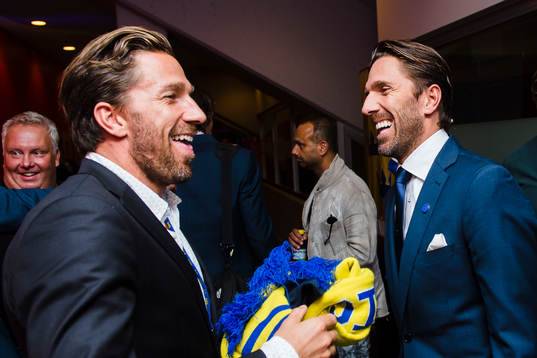 Joel Lundqvist pratar med Henrik Lundqvist