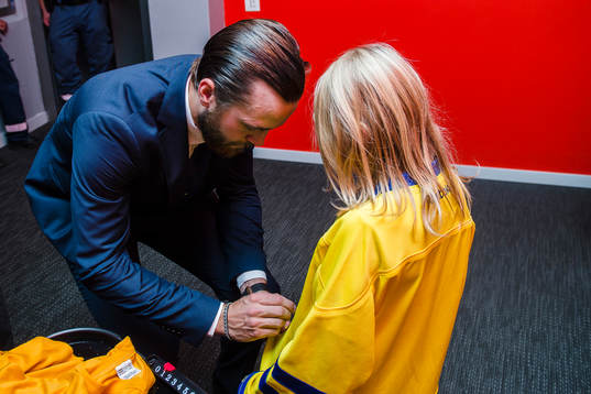 Victor Hedman signerar en tröja