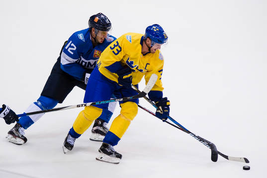 förvarar mot Sveriges Henrik Sedin Finlands Jori Lehterä