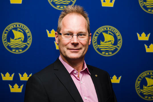 poserar för ett porträtt