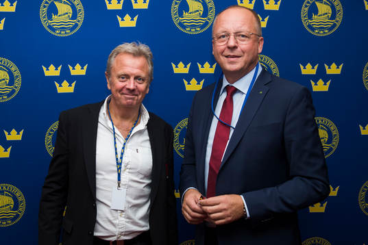 poserar för ett porträtt