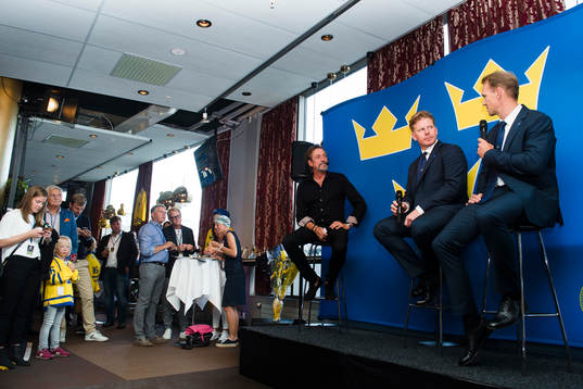 Gäster ser Åke Unger prata med Daniel Alfredsson och