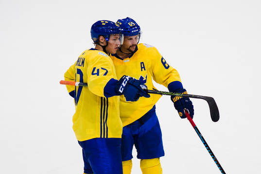 Sveriges Hampus Lindholm diskuterar med Erik Karlsson