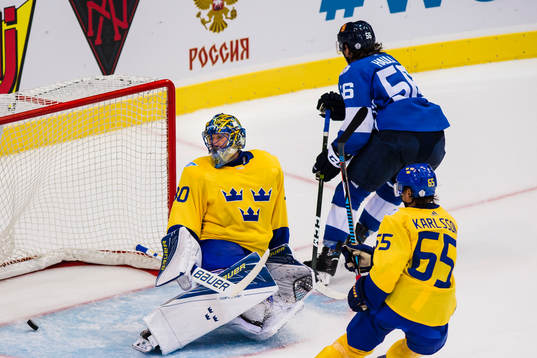 Sveriges Erik Karlsson och målvakt Henrik Lundqvist ser