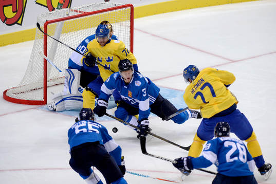 Sveriges Victor Hedman skjuter och Finlands Olli Määttä