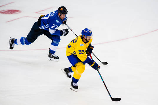 Finlands Joonas Donskoi jagar Erik Karlsson