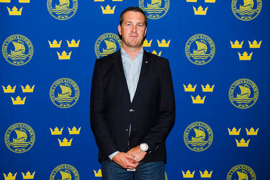 poserar för ett porträtt