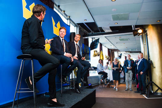 Åke Unger pratar med Daniel Alfredsson och Nicklas