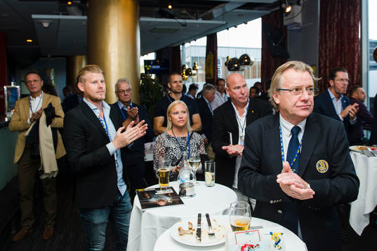 applåderar