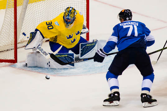 Sveriges målvakt Henrik Lundqvist och Finlands Leo Komarov