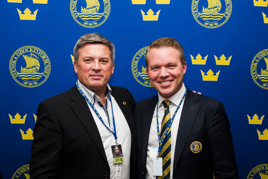 poserar för ett porträtt med Svenska ishockeyförbundets