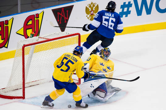 Sveriges Erik Karlsson och målvakt Henrik Lundqvist ser