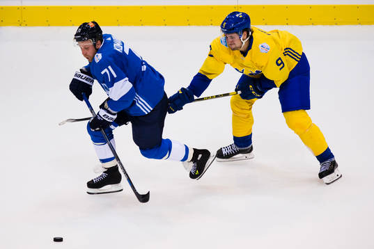 Finlands Leo Komarov jagas av Sveriges Filip Forsberg