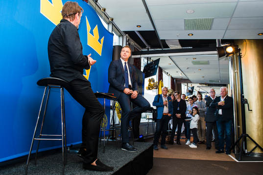 Åke Unger pratar med förbundskapten Rikard Grönborg