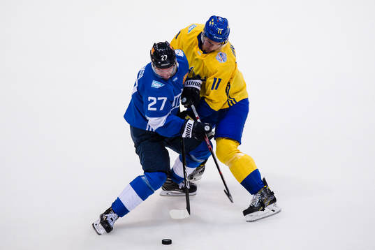 Finlands Joonas Donskoi och Sveriges Mikael Backlund i