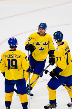 Målskytten till 3-0 Patric Hörnqvist (mitten) jublar med