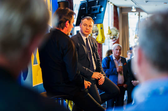 Åke Unger pratar med förbundskapten Rikard Grönborg
