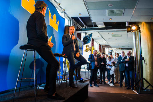 Åke Unger pratar med förbundskapten Rikard Grönborg