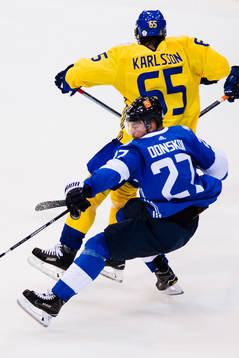 Sveriges Erik Karlsson tacklar Finlands Joonas Donskoi