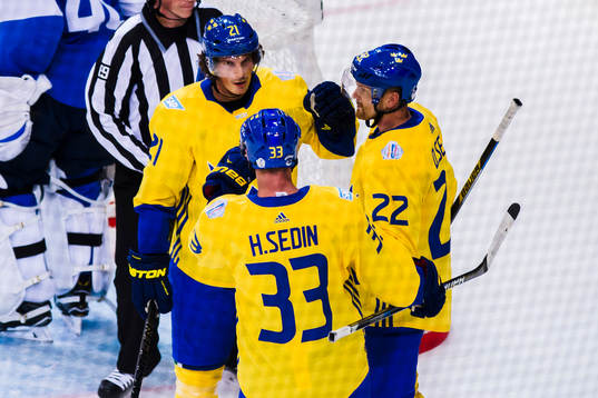Sveriges Loui Eriksson gör 2-0 och jublar med Henrik Sedin