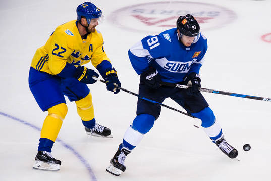 Sveriges Daniel Sedin försvarar mot Finlands Aleksander