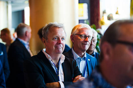 under ett mingel innan ishockeymatchen mellan Sverige och