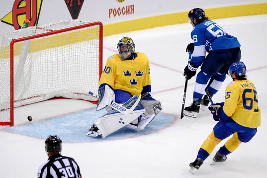 Finlands Erik Haula gör 5-3 bakom målvakt Henrik