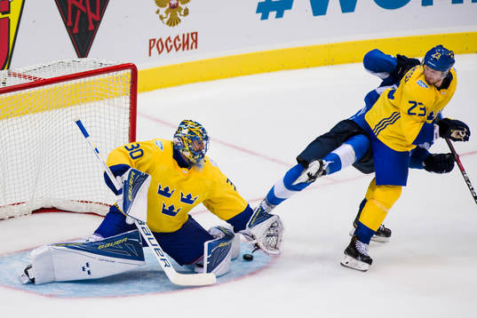 Sveriges målvakt Henrik Lundqvist räddar ett skott