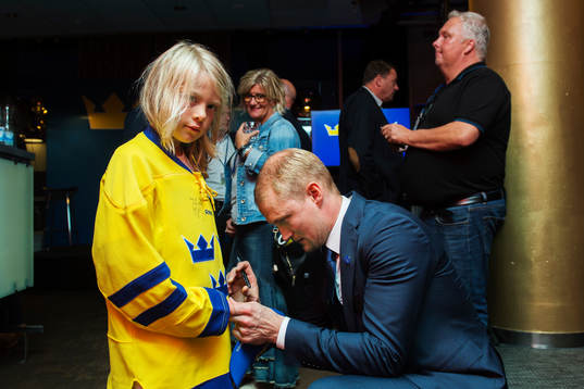 Anton Strålman signerar en tröja
