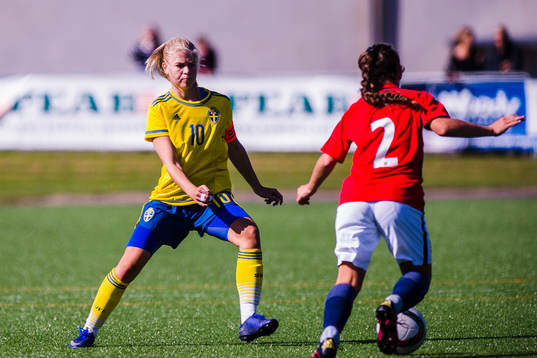 Sveriges Moa Svensson försvarar mot Norges Marita Olsen