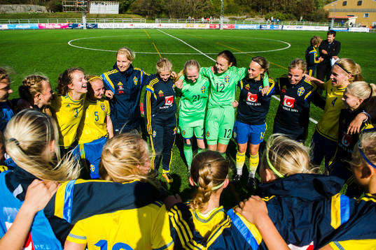 Sveriges spelare samlas i en ring