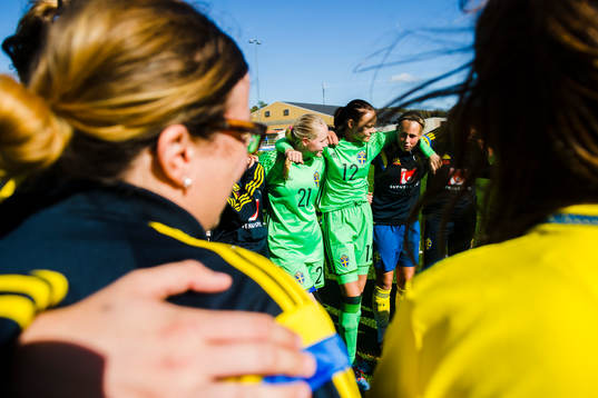 Sveriges målvakt Julia Langörgen och Lisa Johansson