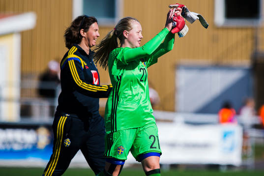 Sveriges målvakt Julia Langörgen jublar