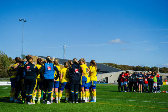 Sveriges och Norges spelare samlas i en ring