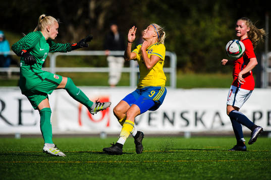 Norges målvakt Hanne Larsen rensar framför Sveriges Sara