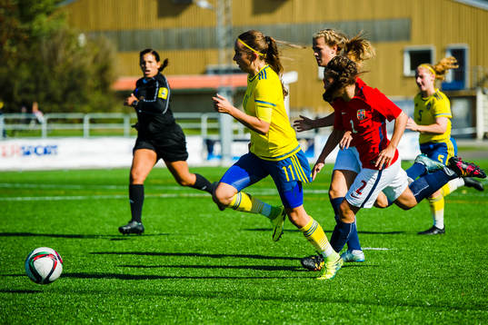 Sveriges Lisa Johansson driver blommen och jagas av Norges
