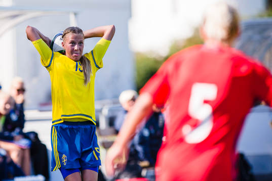 Sveriges Moa Andersson kastar inkast