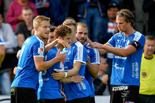 Halmstads Fredrik Olsson jublar med lagkamrater